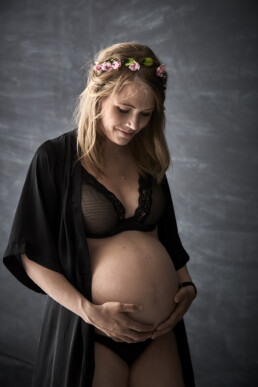 Gravid kvinde fotograferet i studie. Portræt fotografering af gravid. Foto af kvinde.