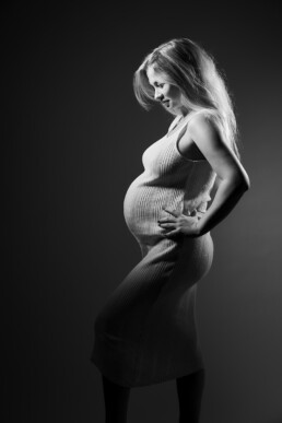 Gravid kvinde fotografering i studie. Portræt fotografering af gravid. Foto af kvinde.