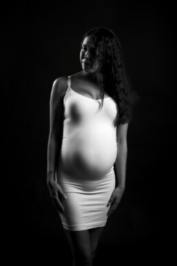Gravid kvinde fotograferet i studie. Portræt fotografering af gravid. Foto af kvinde.