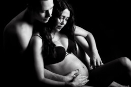 Gravid kvinde fotograferet i studie. Portræt fotografering af gravid og kæreste. Foto af kvinde.