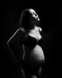 Gravid kvinde fotografering i studie. Portræt fotografering af gravid. Foto af kvinde.